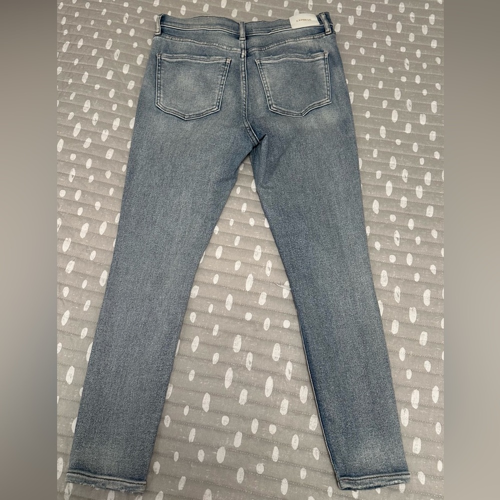 High Waisted Crossover Waistband
Ripped Skinny Jeans - Picture 3 of 6